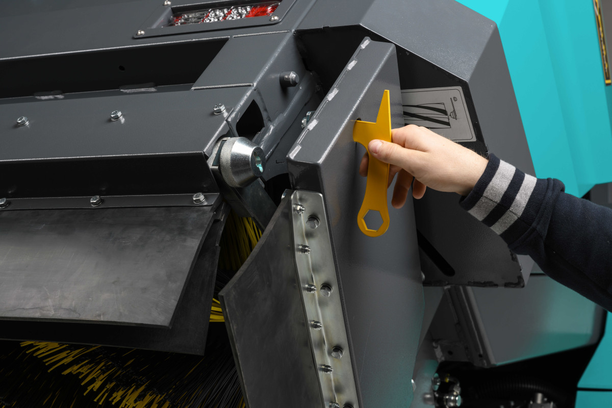 BULL 200 – BALAYEUSE AUTOPORTEE INDUSTRIELLE A BENNAGE HYDRAULIQUE Balayeuses