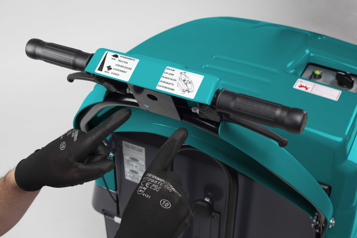 KOBRA P - BALAYEUSE AUTOTRACTEE à batterie spéciale terrains de Padel Balayeuses