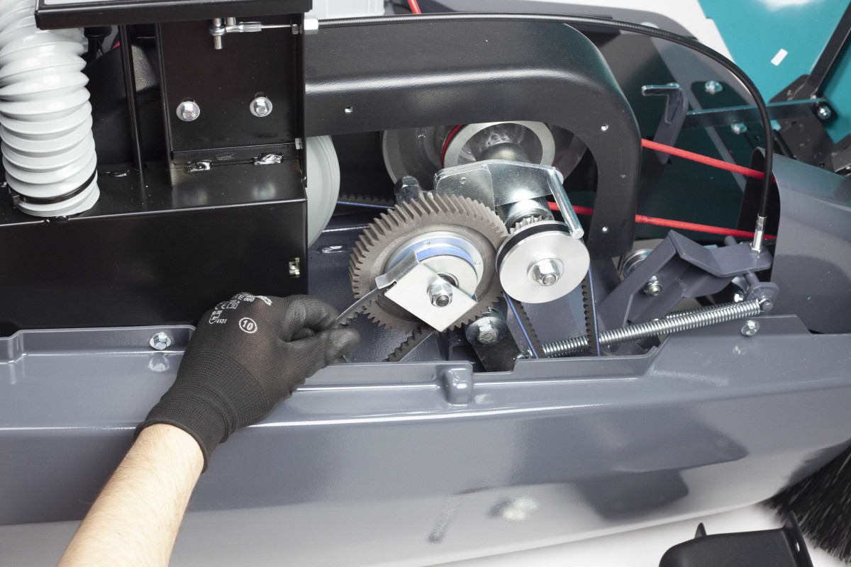 KOBRA P - BALAYEUSE AUTOTRACTEE à batterie spéciale terrains de Padel Balayeuses