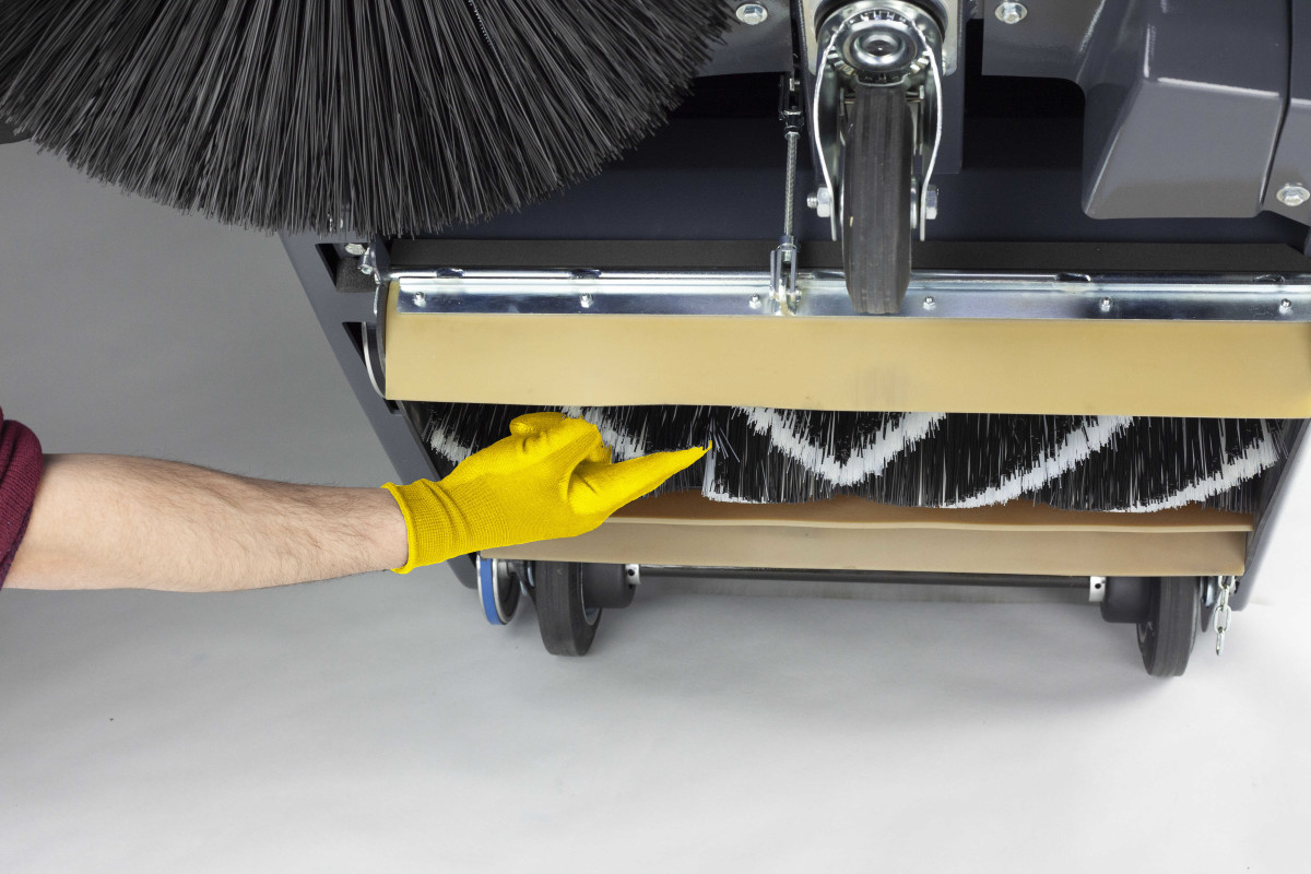 KOBRA P - BALAYEUSE AUTOTRACTEE à batterie spéciale terrains de Padel Balayeuses