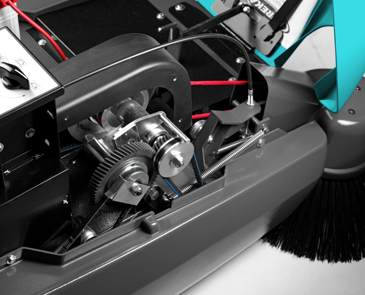 KOBRA P - BALAYEUSE AUTOTRACTEE à batterie spéciale terrains de Padel Balayeuses