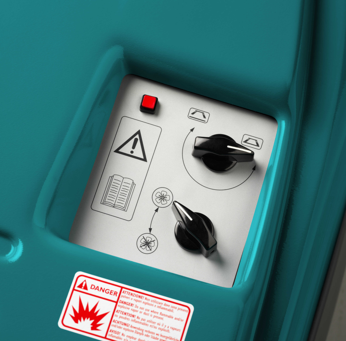 KOBRA P - BALAYEUSE AUTOTRACTEE à batterie spéciale terrains de Padel Balayeuses