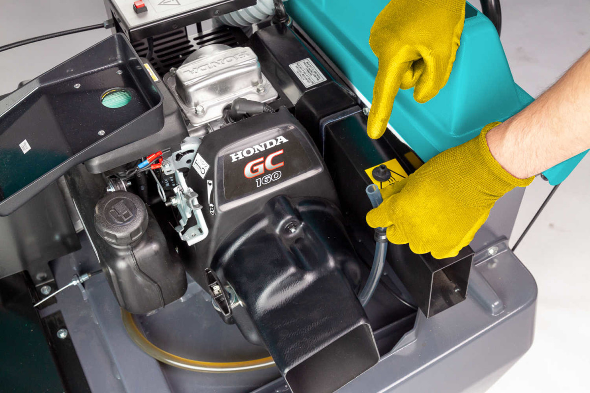 KOBRA P - BALAYEUSE AUTOTRACTEE à batterie spéciale terrains de Padel Balayeuses